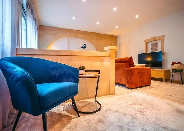 Le Bijoux De Nimes, T2 Centre * Nîmes